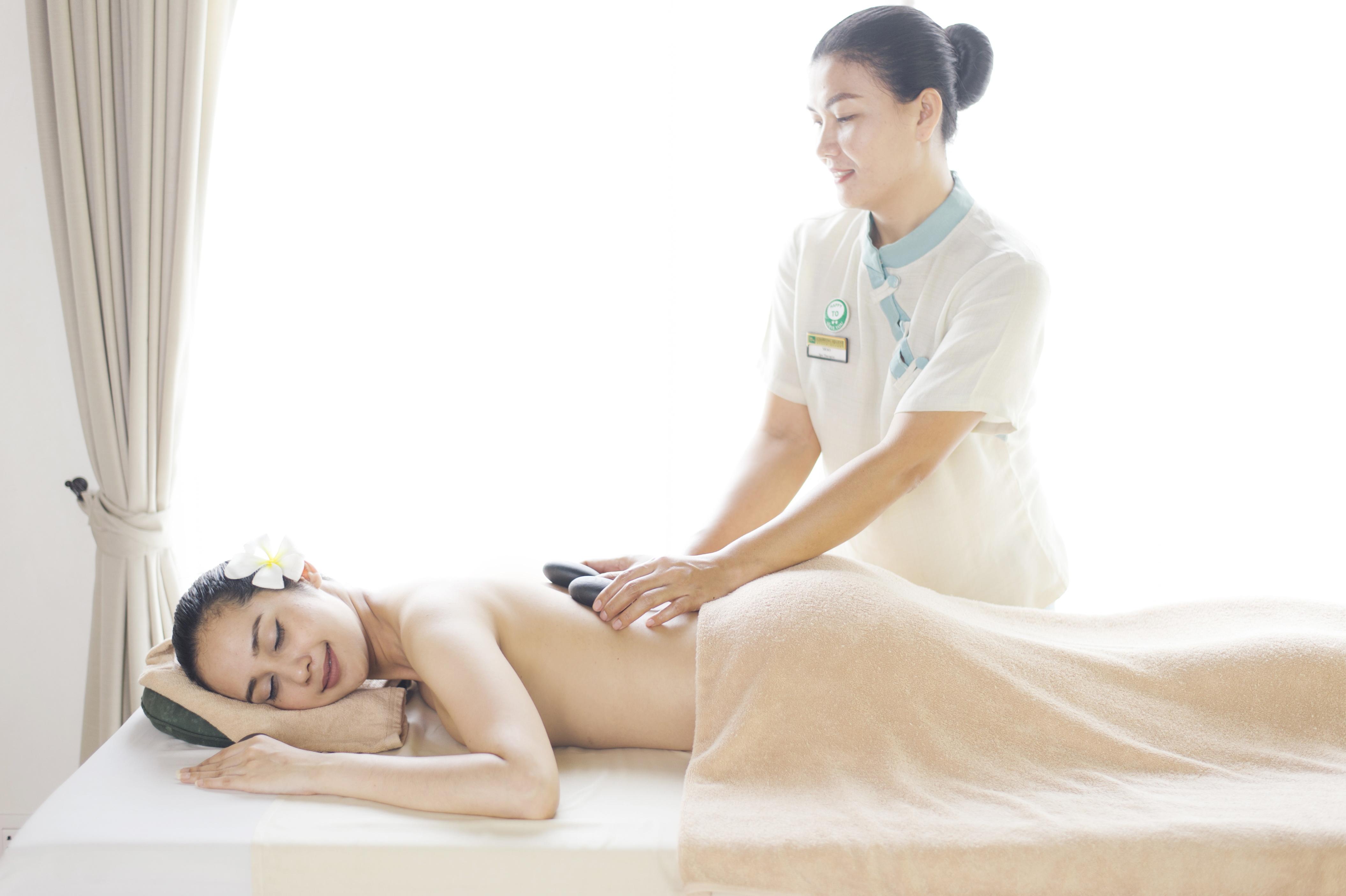 Chaweng Regent Beach Resort Esterno foto A woman receiving a massage