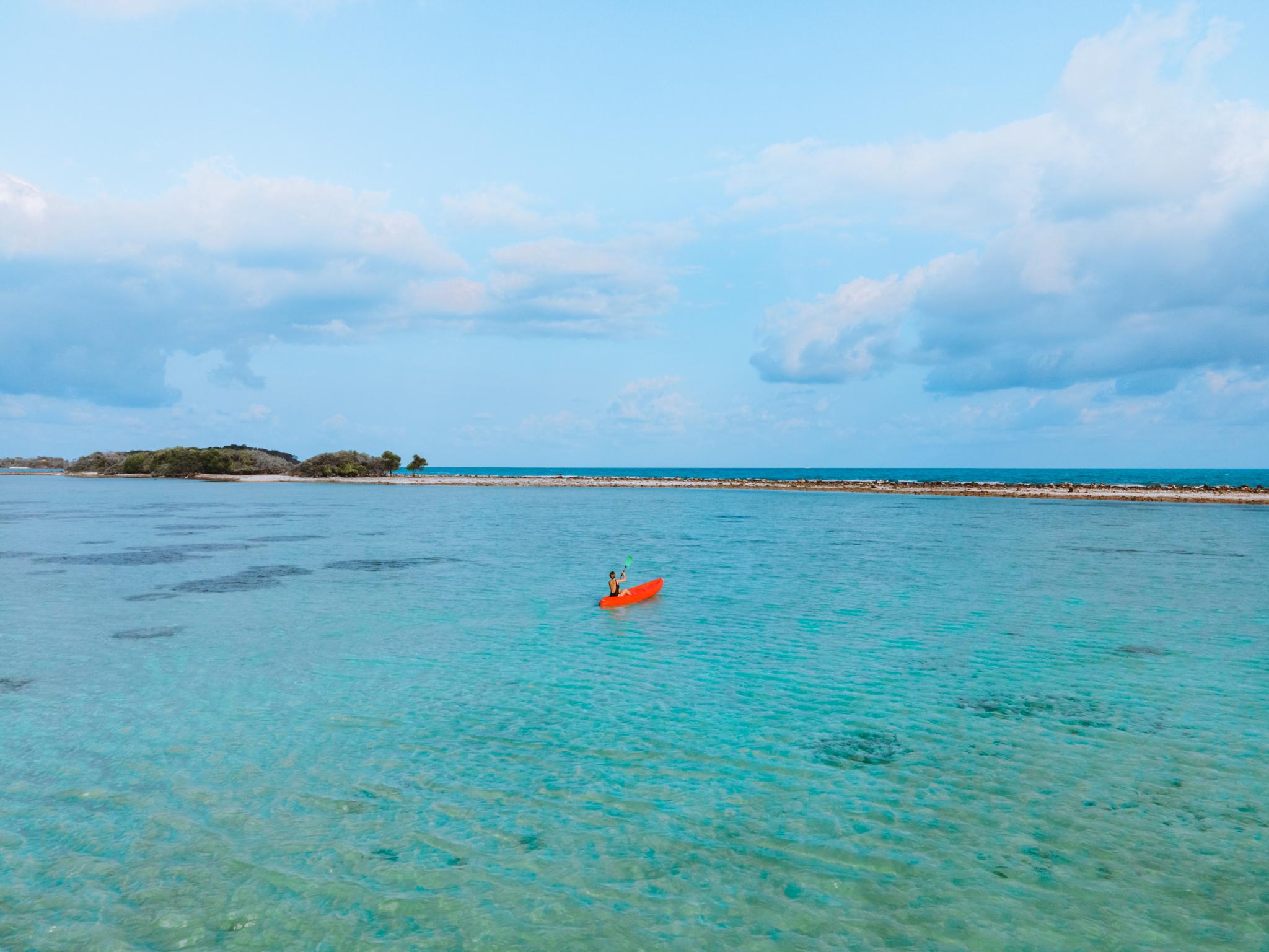 Chaweng Regent Beach Resort Esterno foto A kayaker on the waters of the lagoon