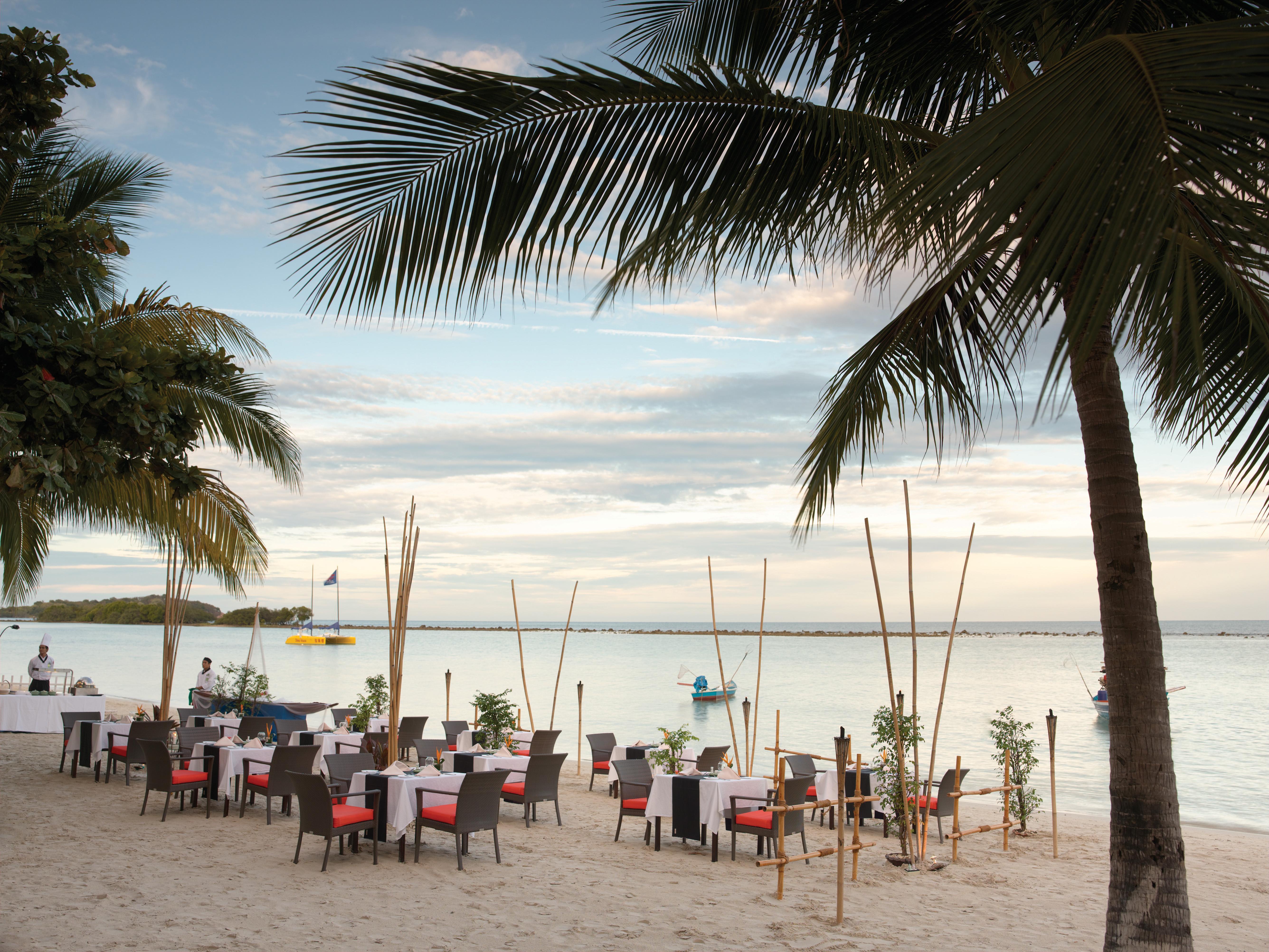 Chaweng Regent Beach Resort Esterno foto Beachfront dining at the Shangri-La's Fijian Resort