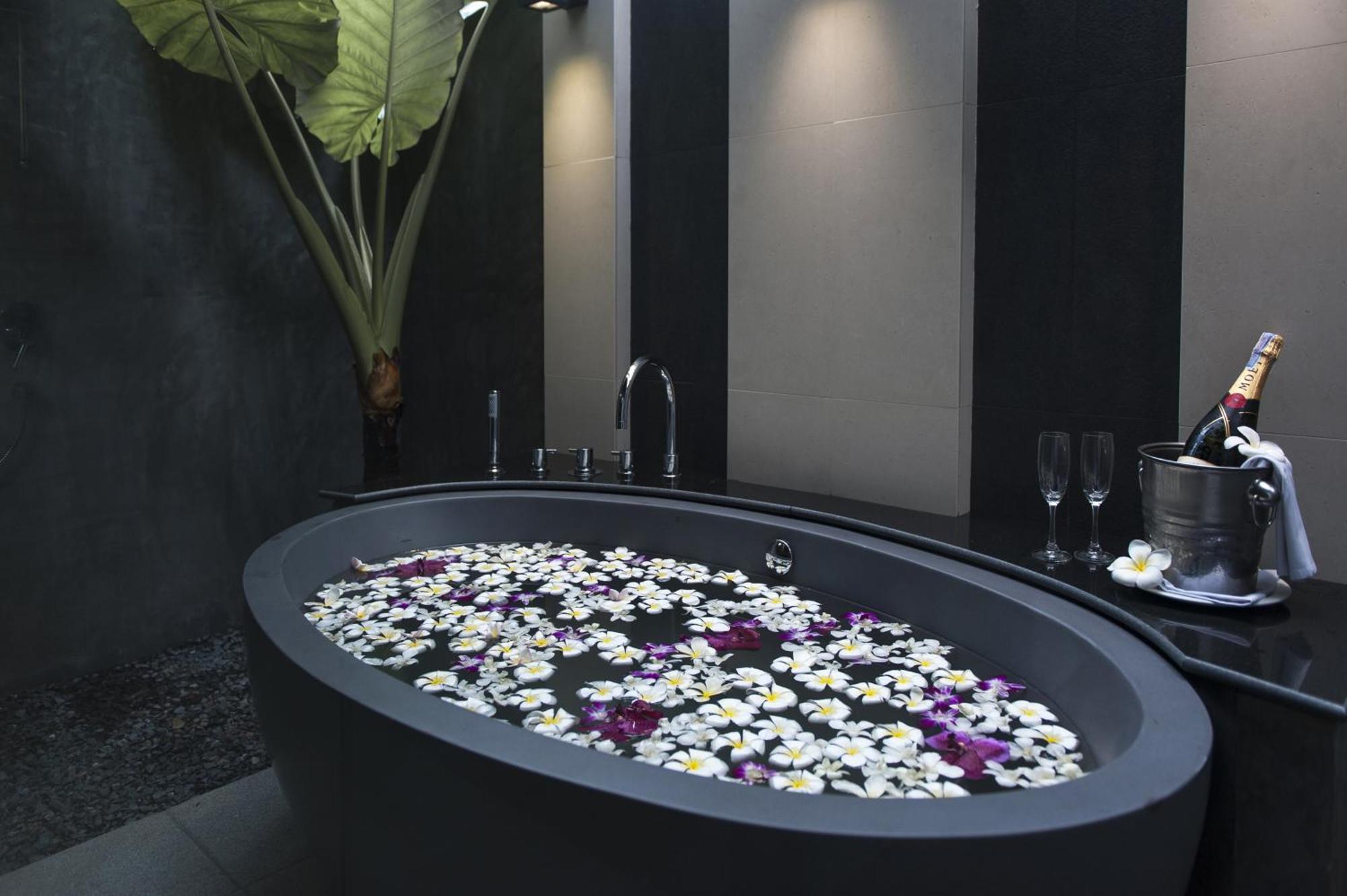 Chaweng Regent Beach Resort Esterno foto A freestanding bathtub