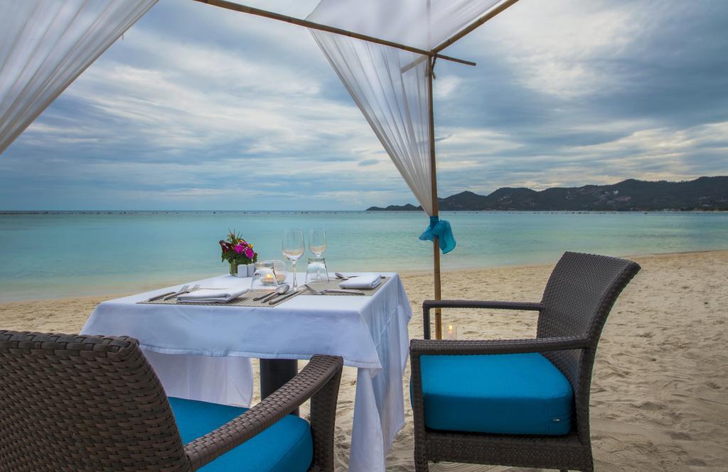 Chaweng Regent Beach Resort Esterno foto Beachfront dining at the resort